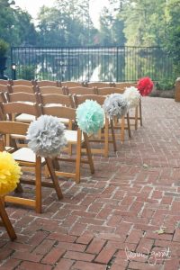 Décoration de la cérémonie chaise Allée centrale Décoration cérémonie d'enterrement laïque funérailles Phoenix lazuli Diane Carrié Officiante de cérémonie laïque funérailles enterrement unique à votre image la rochelle nantes bordeaux