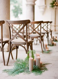 Décoration de la cérémonie chaise Allée centrale Décoration cérémonie d'enterrement laïque funérailles Phoenix lazuli Diane Carrié Officiante de cérémonie laïque funérailles enterrement unique à votre image la rochelle nantes bordeaux